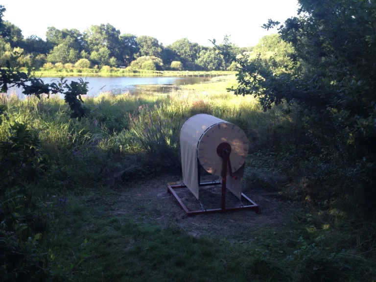 Windmachine bij meertje (met omgeving)