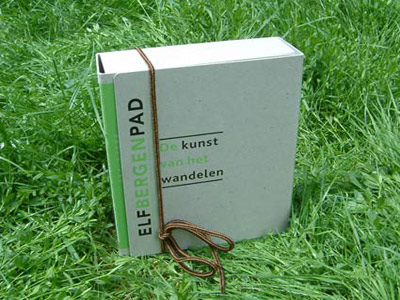 De bundel met vijf kunstenaarsbijlagen